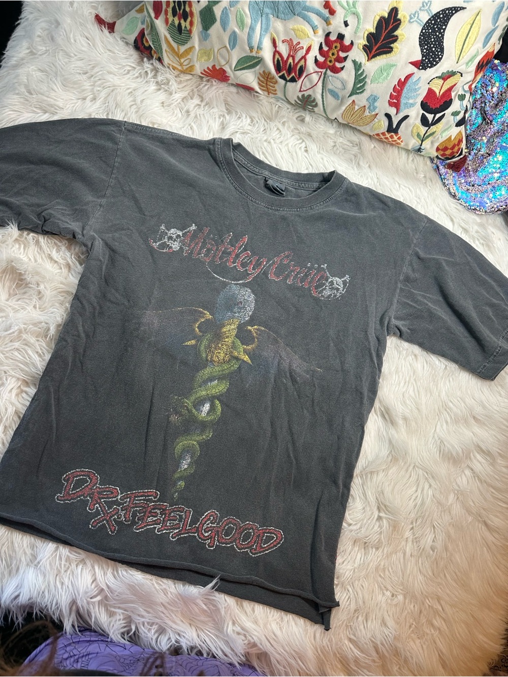 MyDyer.Com • Motley Crue Vintage 2000s Dr Feel Good Band Tee - Picture 13 of 16